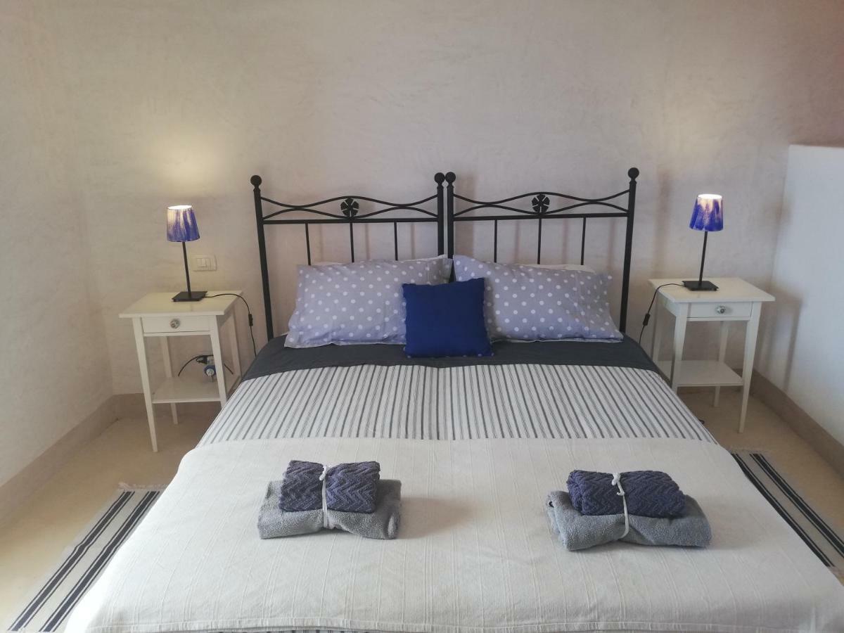 Alicudi Giardino Dei Carrubi- Al Gradino 365 Bed and Breakfast Værelse billede